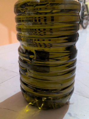 Παρθένο ελαιόλαδο παραγωγής μας χωρίς πρόσθετα