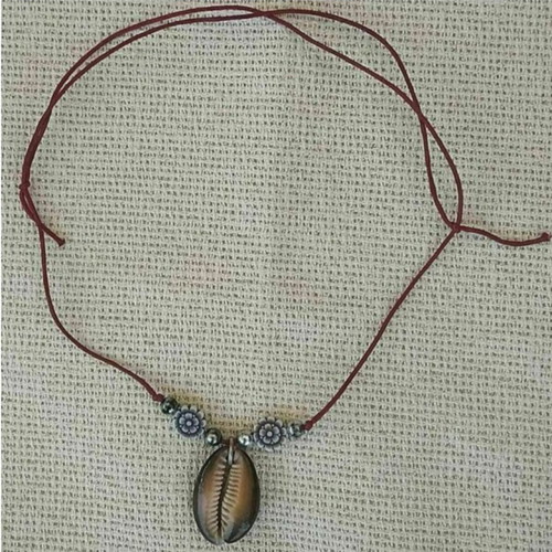 Short necklace with shell handmade from scratch, beige and red