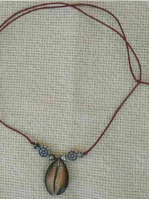 Short necklace with shell handmade from scratch, beige and red