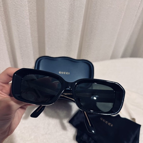 Gucci sunglasses like new, black and gold