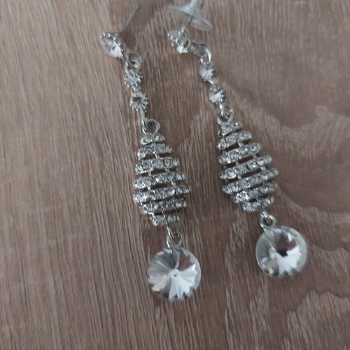 Set of two pairs of earrings like new, white and silver