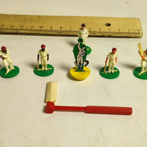 Subbuteo Standard Red cricket match set like new
