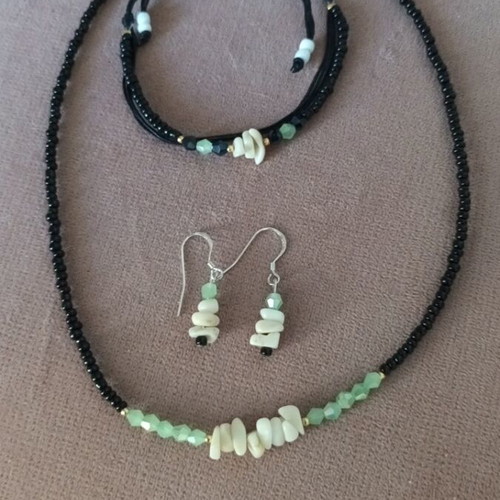 Jewelry set of 925 silver with chalcedony and mint crystals like new