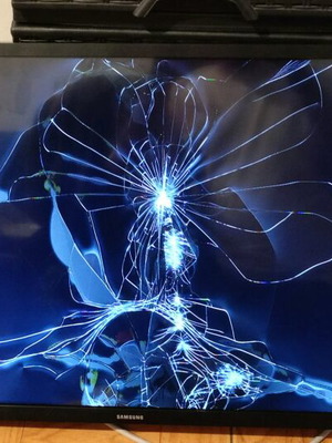 Samsung TV 32 inch with broken screen without remote