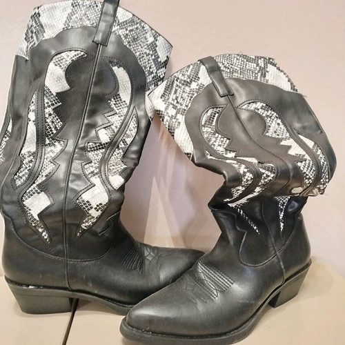 Boot black and white color like new, size 40