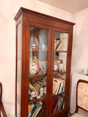 Showcase with 4 shelves and 2 drawers like new
