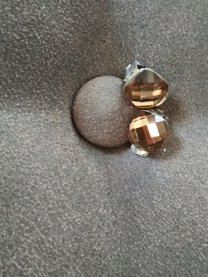 Clip earrings used with polygonal crystal stone brown and silver