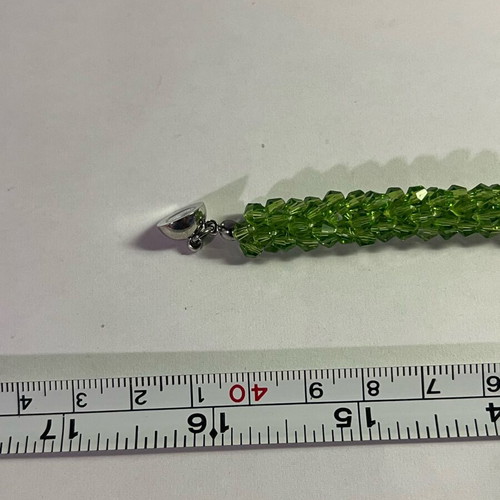 Necklace with perfect green color and magnetic clasp like new