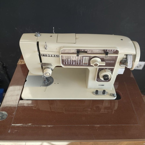 Ραπτομηχανή Ideal vintage με ξύλινο έπιπλο σαν καινούργιο