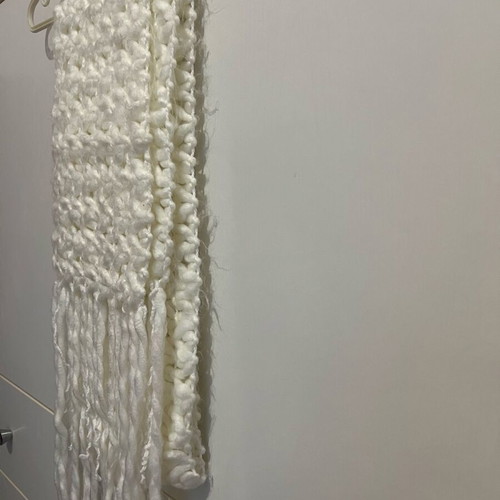 Women's scarf like new, white, very soft