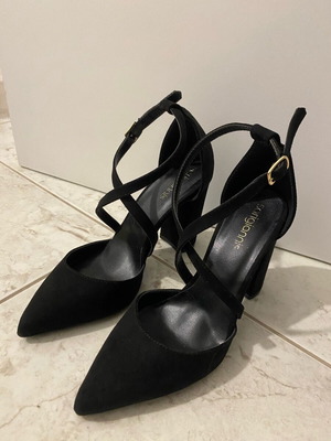 Black heel with crisscross strap Sarigiannis like new, size 36