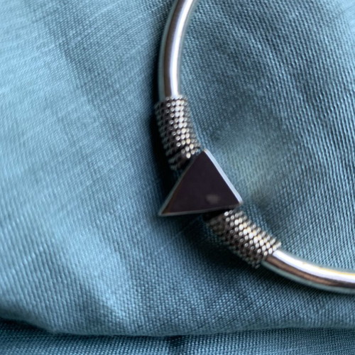 Silver handmade bracelet like new with triangular details, unisex