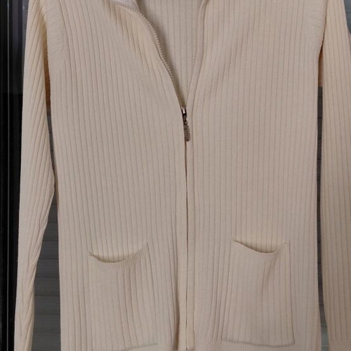 Women's beige cardigan with zipper and pockets