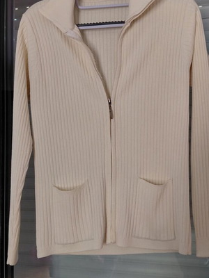 Women's beige cardigan with zipper and pockets