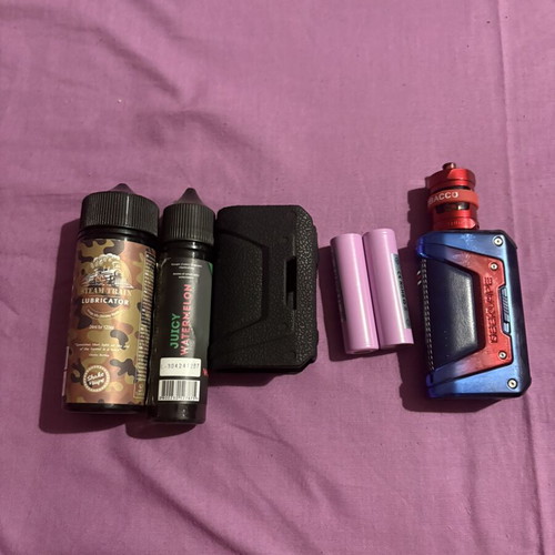 Geek Vape Aegis Legend 2 L200 like new with two flavors and rechargeable batteries