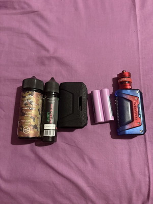Geek Vape Aegis Legend 2 L200 like new with two flavors and rechargeable batteries