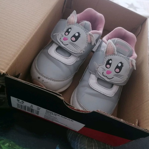 Children's sports shoes used, size 26, with small defect