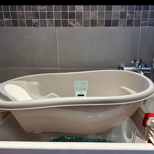 OK baby Onda baby bath tub like new with support bases and LCD thermometer
