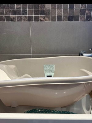 OK baby Onda baby bath tub like new with support bases and LCD thermometer
