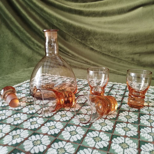 Vintage glass carafe with 4 glasses set like new