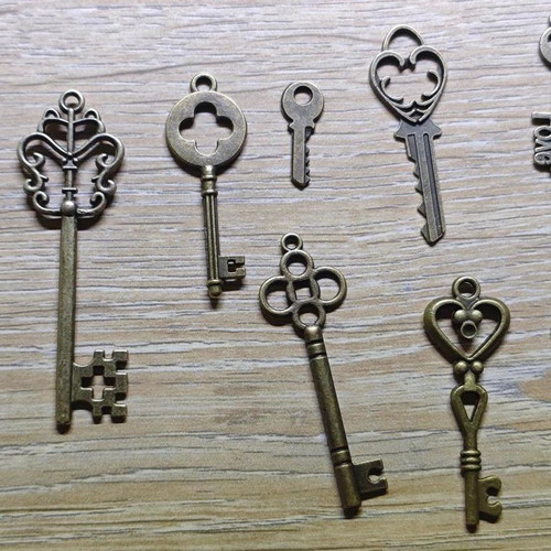 Decorative vintage keys set of 12, like new, brass look
