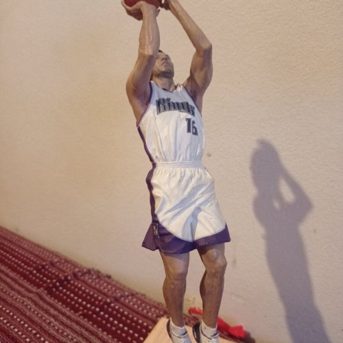 Peja Stojakovic McFarlane NBA Series 2004 figure like new with NBA backboard
