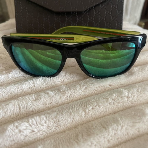 Gucci sunglasses unisex with green mirror lenses and black frame like new