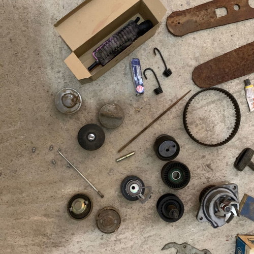 Various old chainsaw and small engine parts used