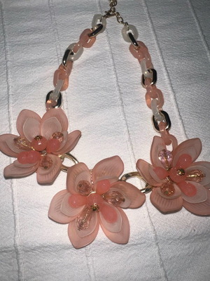 Pink necklace with flowers like new unworn