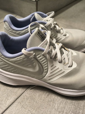 Αθλητικά Nike Star Runner 2GS μεταχειρισμένα, νούμερο 38.5, ανοιχτό γκρι με μωβ λεπτομέρειες