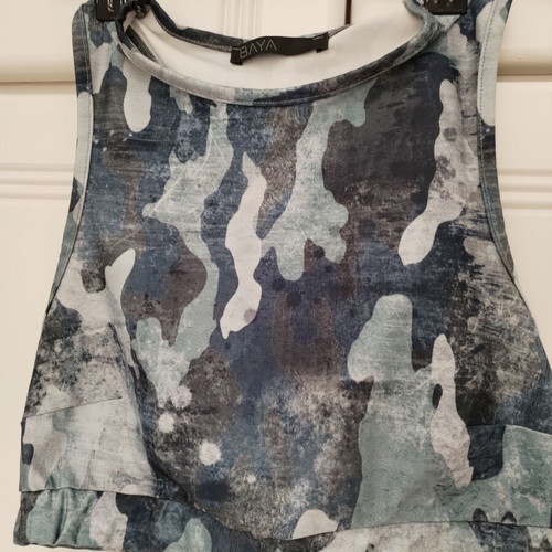 BAYA sports set like new, capri leggings small size