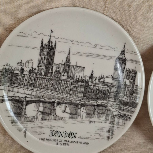 Set of 2 London Landmark Plates like new, 10cm diameter