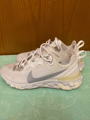 Sneakers Nike νούμερο 37,5 μεταχειρισμένα, υφασμάτινα, λευκά με ασημί λεπτομέρειες