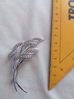 Monet vintage brooch like new