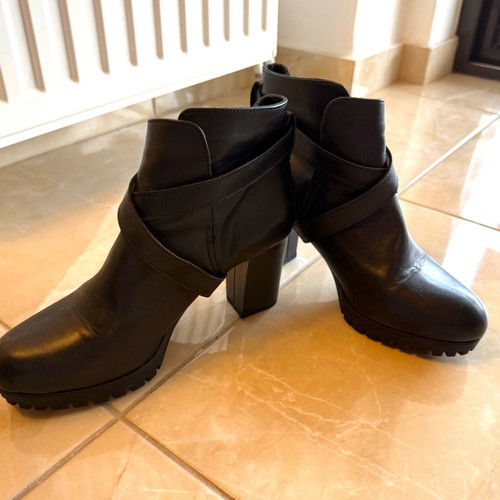 Mille Luci women's leather ankle boots size 40 like new black