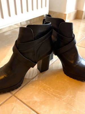Mille Luci women's leather ankle boots size 40 like new black