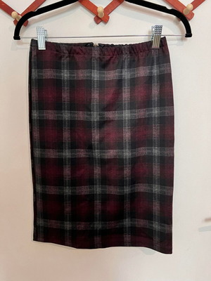 Pencil skirt used XS-S with elastic, black and red plaid