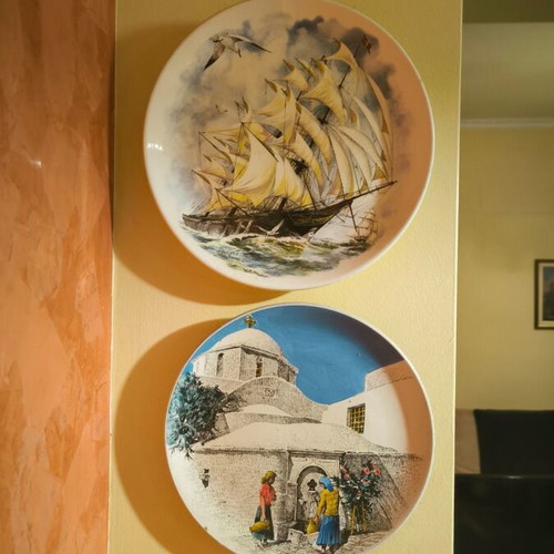 Decorative hand-painted platters like new, set of 2