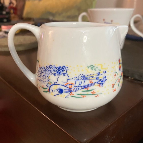 Collectible milk jug with Stathopoulos artwork like new