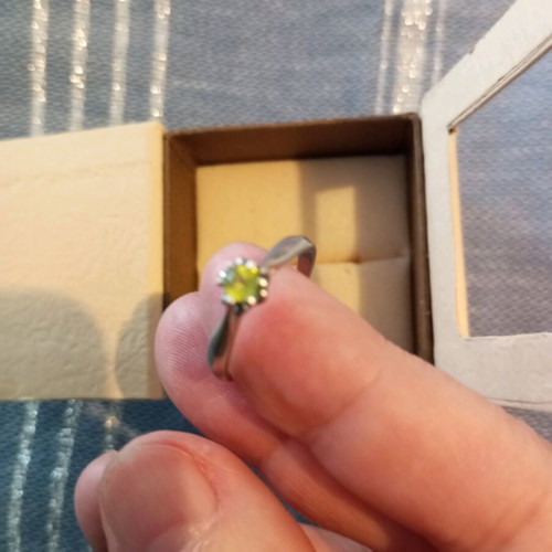 Peridot solitaire ring like new