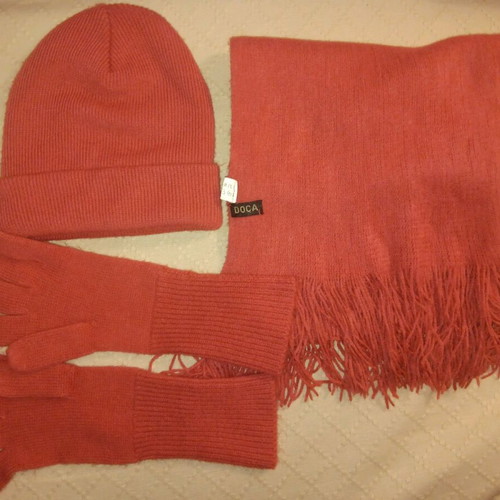 Doca scarf hat gloves set like new, rotten apple shade