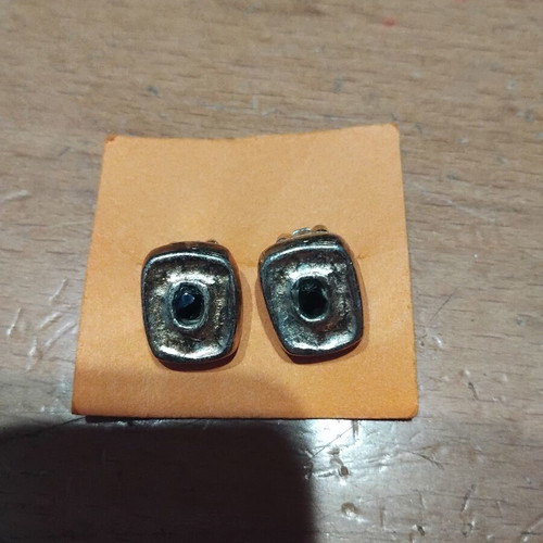 Vintage gold earrings with clip and black stone like new