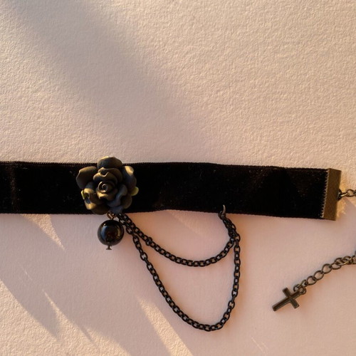 Bracelet new black with flower and chain