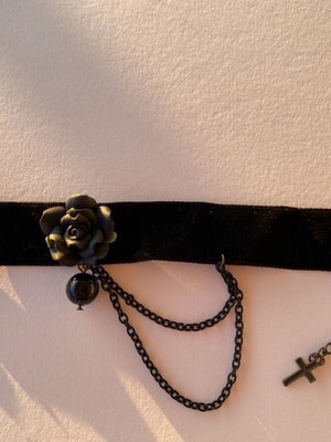 Bracelet new black with flower and chain