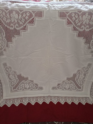 White Azur and Crochet Square 95x95 cm with Slight Yellowing