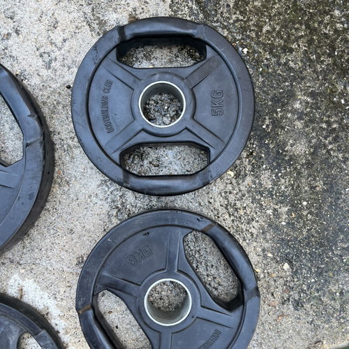 Homegym equipment used with Olympic 20kg bar, curl bar, and weight rack