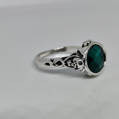 Jack Sparrow ring like new with green stone and skull details