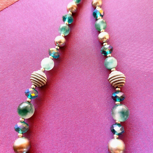 Vintage green necklace like new with silver beads