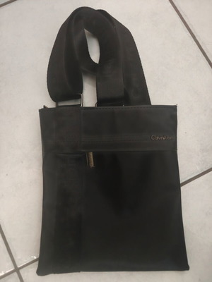 Calvin Klein τσαντάκι ώμου σαν καινούργιο, μαύρο, 25x22 εκ.