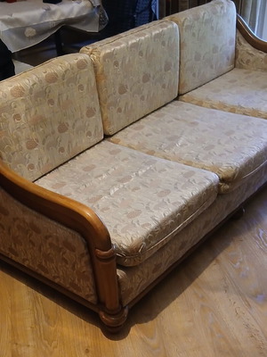 Three-seater sofa like new with removable back cushions and washable covers